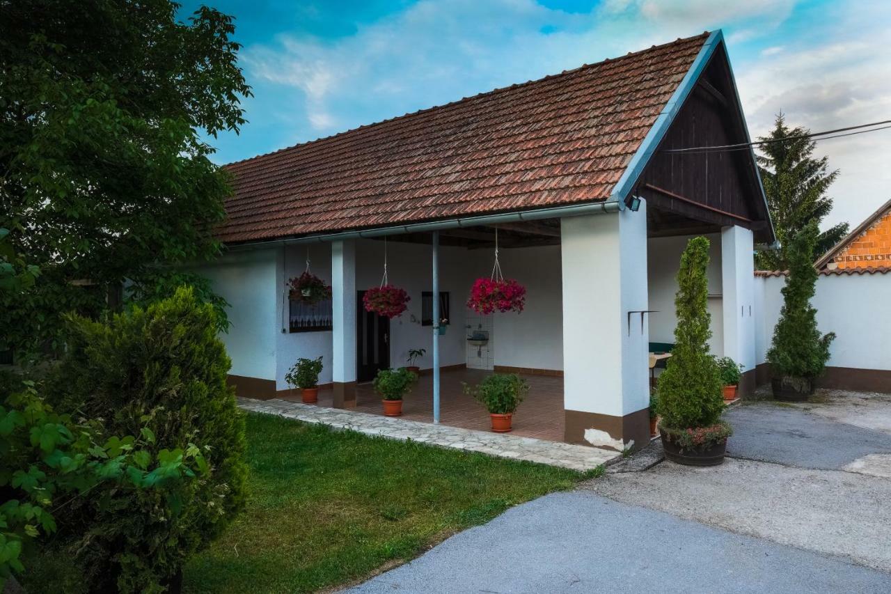 Anamarija Apartments Licko Petrovo Selo Exteriér fotografie